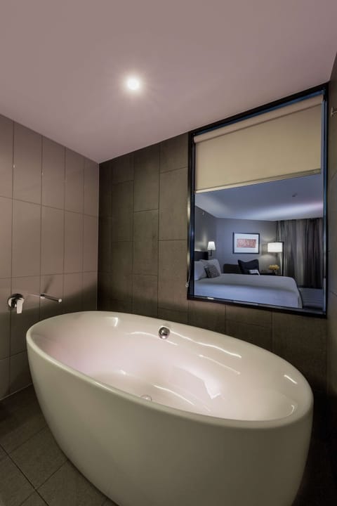  Premier King Corner Room | Bathroom | Shower, free toiletries, hair dryer, bathrobes