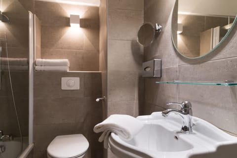 Superior room | Bathroom | Free toiletries, hair dryer, towels, soap