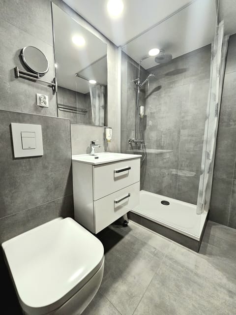 Combined shower/tub, hair dryer, towels