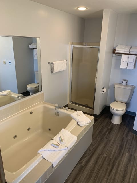 Signature Suite, Jetted Tub, Golf View | Bathroom | Free toiletries, hair dryer, towels