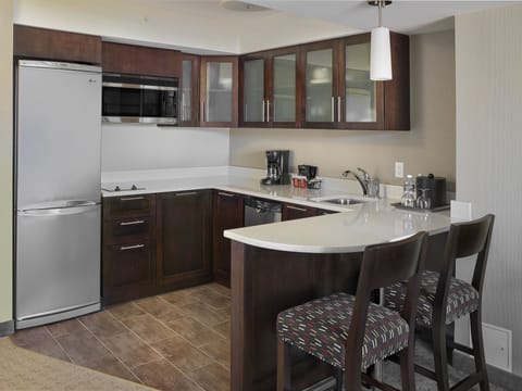 Full-size fridge, microwave, stovetop, dishwasher