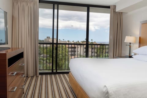 Hoku Suite | Premium bedding, pillowtop beds, in-room safe, laptop workspace