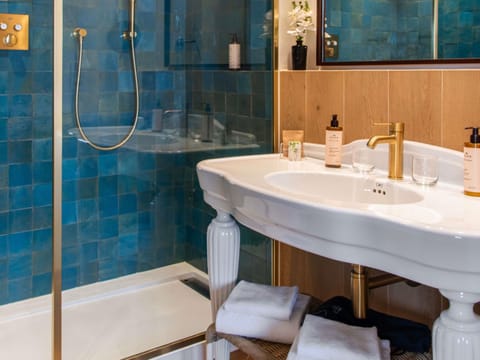 Junior Suite, 1 King Bed | Premium bedding, in-room safe, desk, soundproofing