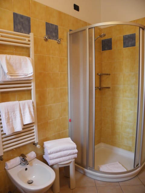 Standard Triple Room | Bathroom | Shower, free toiletries, hair dryer, towels