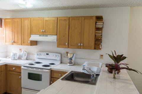 Deluxe Townhome, 2 Bedrooms, Balcony (Waterfront) | Private kitchen | Fridge, microwave, stovetop, coffee/tea maker