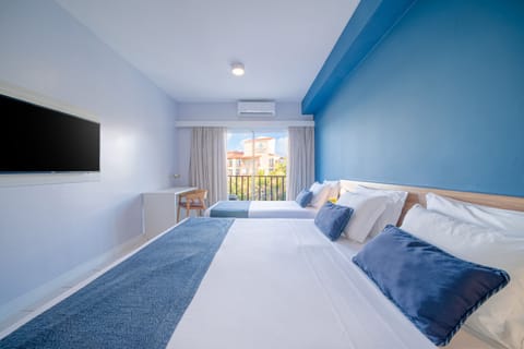 Standard Room (com cama extra) | Minibar, in-room safe, free WiFi, bed sheets