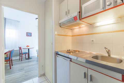 Twin Studio | Private kitchenette | Fridge, microwave, stovetop, dishwasher