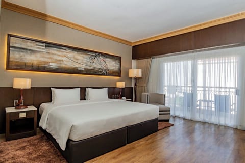 Premier Room | Minibar, in-room safe, desk, blackout drapes