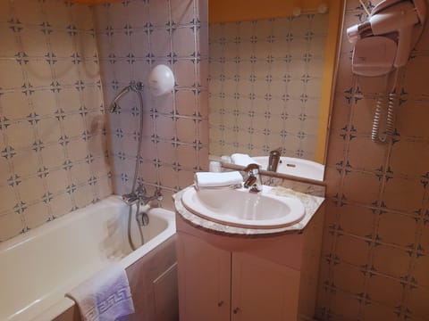 Double Room | Bathroom | Deep soaking tub, free toiletries, hair dryer, towels