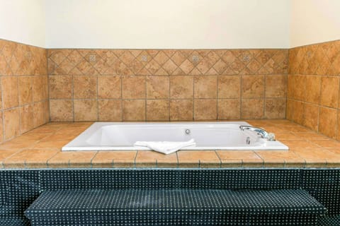 1 bedroom, premium bedding, pillowtop beds, desk