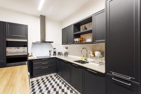 Apartment, 2 Bedrooms, Ground Floor (0) | Private kitchen | Full-size fridge, microwave, oven, stovetop