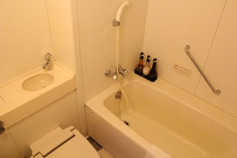 Combined shower/tub, free toiletries, hair dryer, slippers