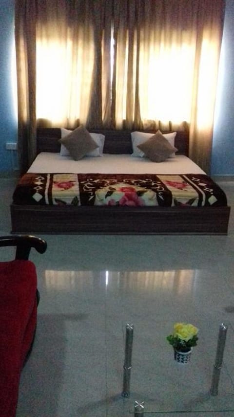 Deluxe Suite | 1 bedroom, desk, iron/ironing board, WiFi