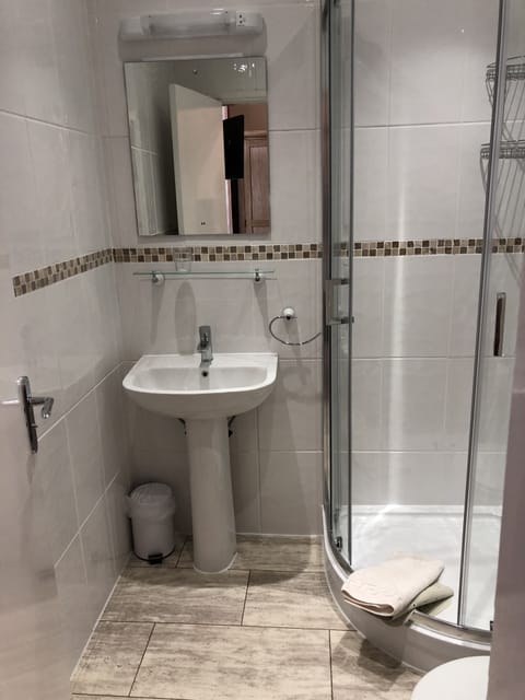 Single Room (Refurbished) | Bathroom | Combined shower/tub, hair dryer, towels