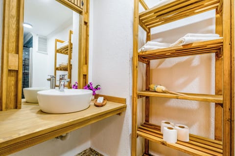 Studio Suite | Bathroom | Shower, free toiletries, slippers, towels