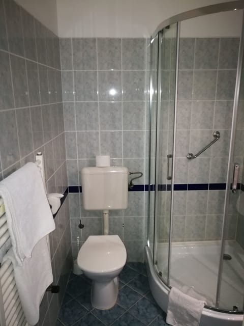 Standard Single Room, Balcony | Bathroom shower