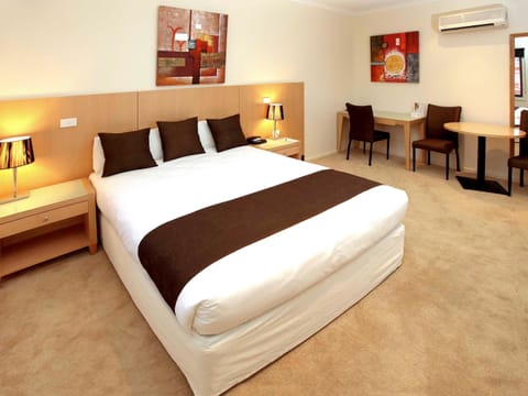 Superior Room, 1 King Bed | Minibar, desk, iron/ironing board, cribs/infant beds