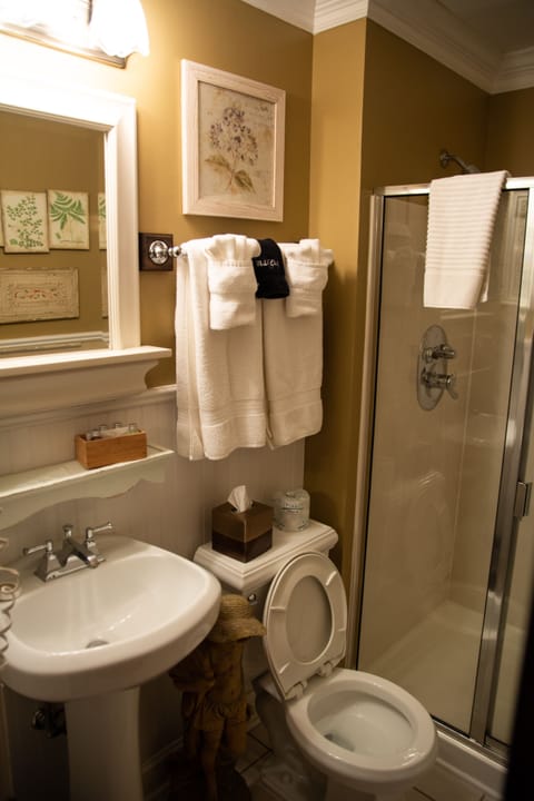 Lord Nelson Chamber | Bathroom | Shower, hydromassage showerhead, free toiletries, hair dryer