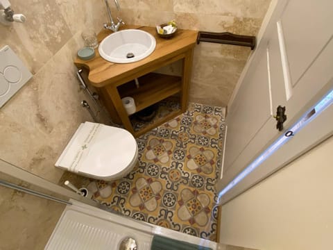 Classic Double Room, Garden View | Bathroom | Shower, rainfall showerhead, free toiletries, hair dryer