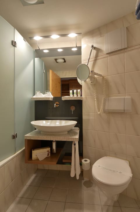 Deep soaking tub, free toiletries, hair dryer, bathrobes