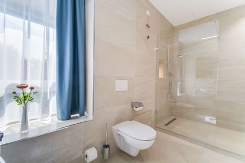 Triple Room, 1 Bedroom, Non Smoking | Bathroom shower