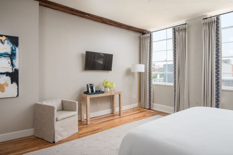 Standard Room, 1 King Bed | Room amenity