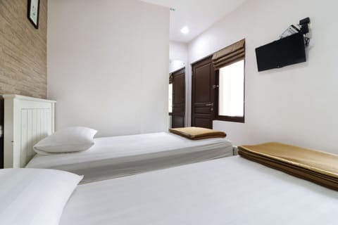 Superior 1st Floor | Desk, free WiFi, bed sheets