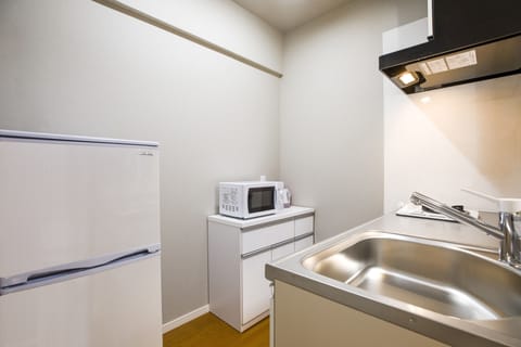 Double Room, Non Smoking | Private kitchenette | Fridge, microwave