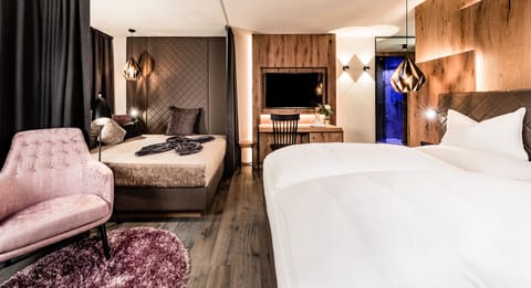 Hypo-allergenic bedding, minibar, in-room safe, desk