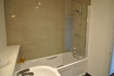 Apartment, 1 Bedroom (6a) | Bathroom | Free toiletries, hair dryer, towels