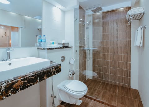 Standard Room | Bathroom | Combined shower/tub, free toiletries, hair dryer, bidet