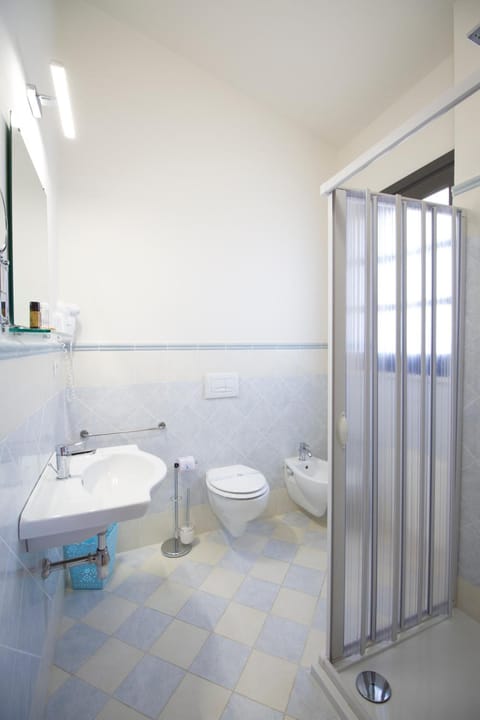 Deluxe Double Room, Balcony | Bathroom | Shower, rainfall showerhead, hair dryer, bidet