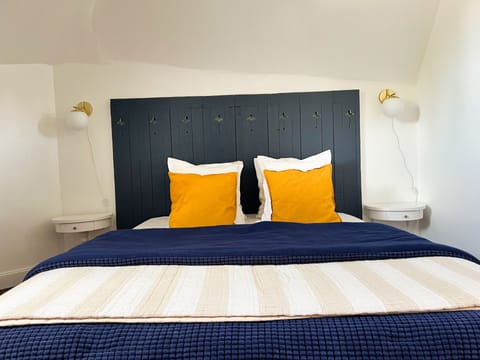 Suite Montlouis | Blackout drapes, free WiFi, bed sheets