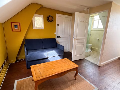 Suite Montlouis | Blackout drapes, free WiFi, bed sheets