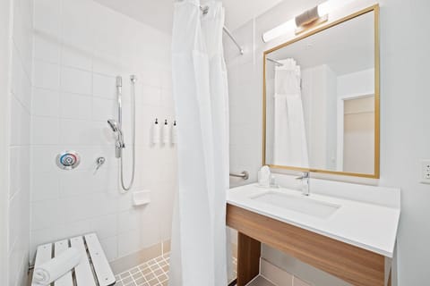 Combined shower/tub, free toiletries, hair dryer, towels