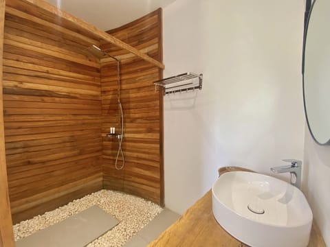 Bungalow King Garden View | Bathroom | Shower, rainfall showerhead, free toiletries, hair dryer