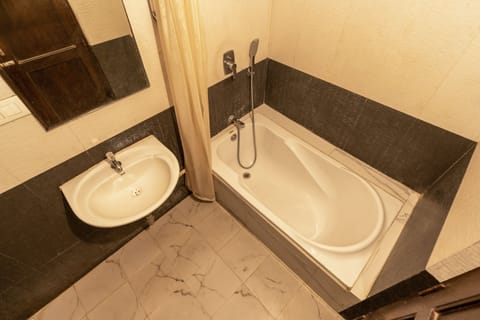 Economy Apartment, 2 Bedrooms, Kitchen, Ground Floor | Bathroom | Combined shower/tub, rainfall showerhead, free toiletries, hair dryer