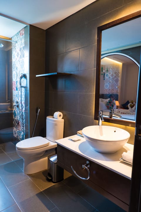 Ocean Suite Apartment | Bathroom | Free toiletries, hair dryer, bathrobes, slippers