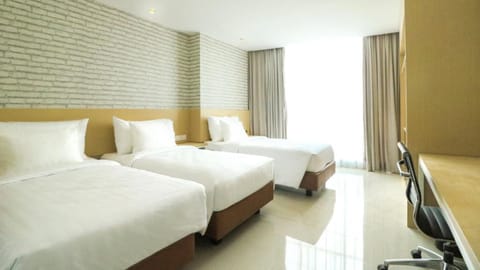 Deluxe Triple Room | Desk, free WiFi