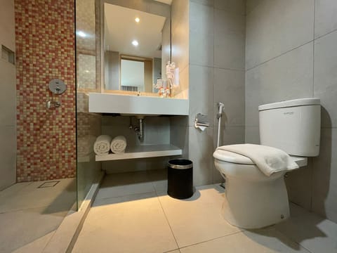 Deluxe Triple Room | Bathroom | Shower, free toiletries, towels