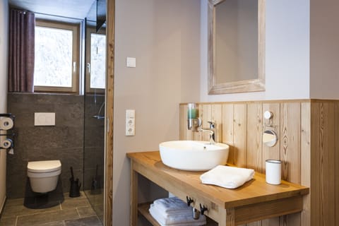 Deluxe Double Room, Non Smoking | Bathroom shower