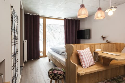 Deluxe Double Room, Non Smoking | In-room safe, desk, soundproofing, free WiFi