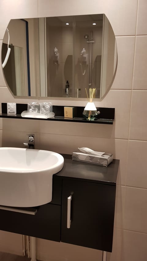 Superior Double or Twin Room (with SAUNA access) | Bathroom | Free toiletries, hair dryer, towels, soap