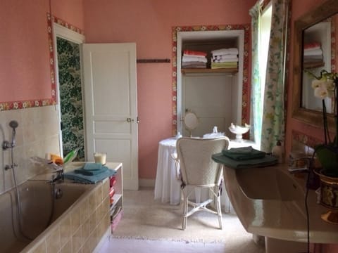 Family Suite | Bathroom | Bathtub, free toiletries, hair dryer, towels