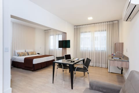 Deluxe Twin Room | Minibar, desk, blackout drapes, free WiFi