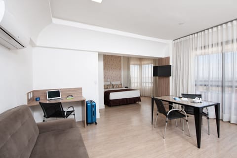 Premium Room, 1 Queen Bed | Minibar, desk, blackout drapes, free WiFi