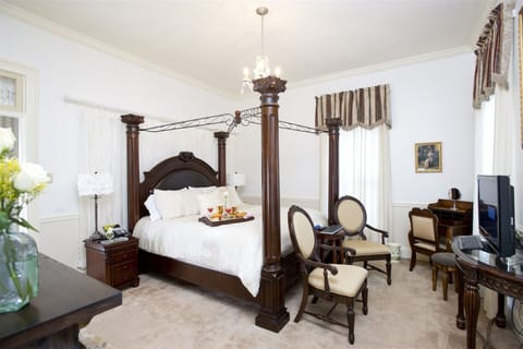 Sion Bass Suite | Individually decorated, individually furnished, free WiFi, bed sheets