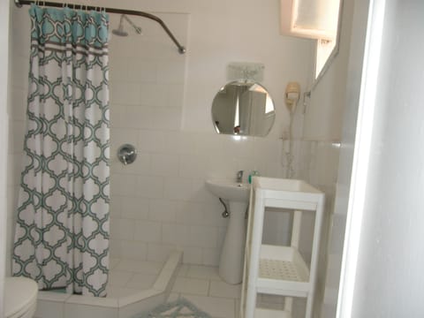 Standard Room, 2 Twin Beds, Private Bathroom | Bathroom | Shower, free toiletries, towels