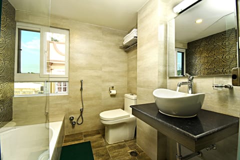 Executive Suite | Bathroom | Shower, rainfall showerhead, slippers, towels