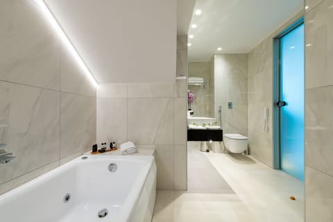 Deluxe Suite, Garden View | Bathroom | Designer toiletries, hair dryer, bathrobes, slippers